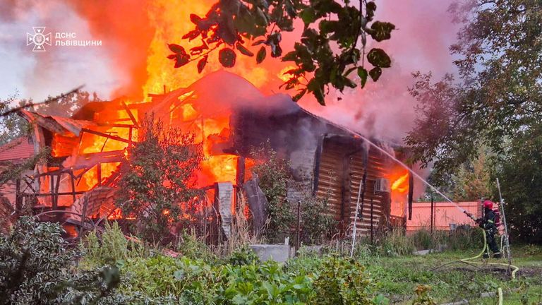 Ve čtvrtek je v rezidenční oblasti zasaženo ruskými drony v regionu LVIV. Obrázek: Státní pohotovostní služba Ukrajiny