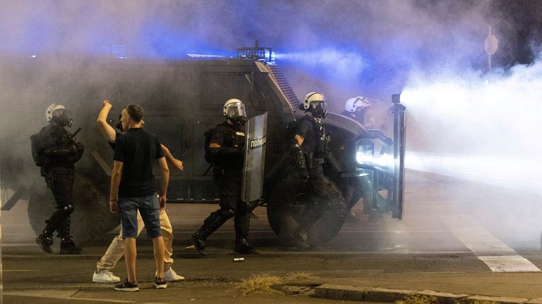 Protestující reagují vedle policistů rozmístěných během demonstrací proti vládě v Bělehradě v Srbsku. Pic: Reuters