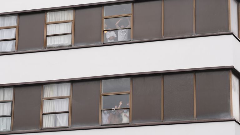 Lidé věřili, že jsou žadatelé o azyl, kteří zamávali z oken Thistle City Barbican Hotel. Pic: Pa