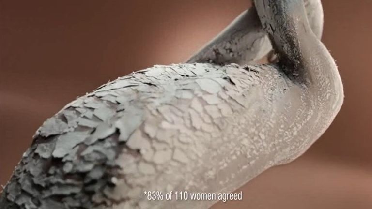Druhá žena s tmavší pokožkou byla zobrazena pokrytá prasklým materiálem podobným jílu. Pic: Pa