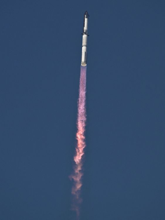 SpaceX Super Heavy Booster nesoucí kosmickou loď Starship. Pic: Reuters