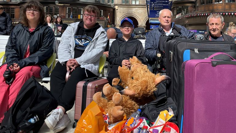 (LR) Frances Kusz, Jack Kusz, Paul Audoire a Robert Kusz čekají na Glasgow Central Station. Pic: Pa