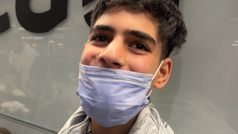 Majd Alshagnobi dorazí na letiště Heathrow