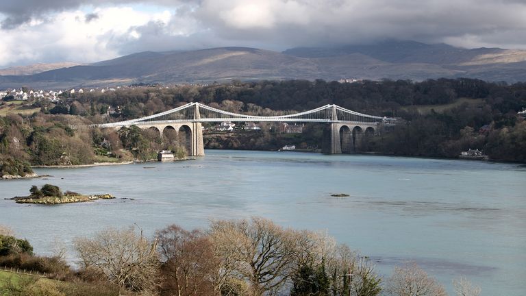 Menajská úžina mezi Anglesey a pevninou Severního Walesu. Obrázek: David Jones/PA