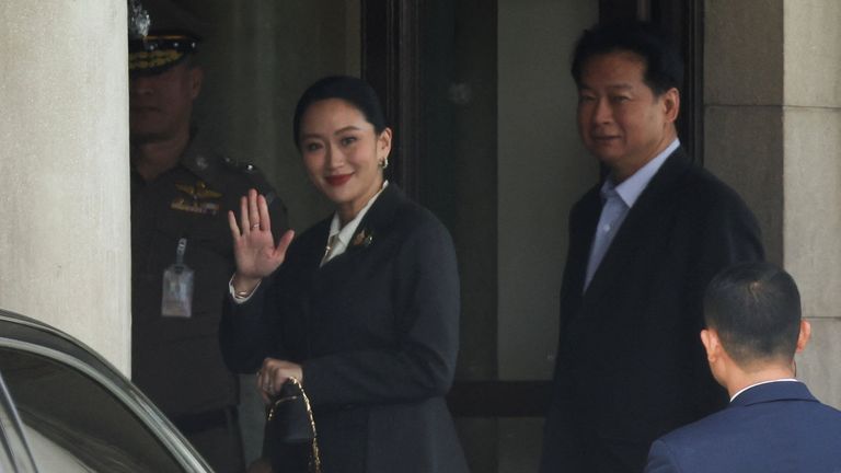Paní Shinawatra, která dorazila do vládního domu v Bangkoku před verdikt v pátek. Pic: Reuters