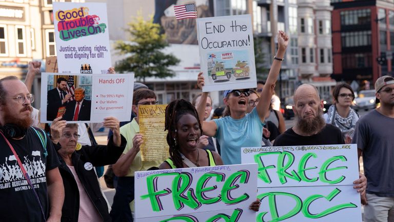 Lidé protestují proti používání federálních vymáhání práva a vojáků národní gardy ve Washingtonu DC. Pic: Ap