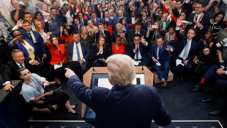 Donald Trump mluví s reportéry v Bílém domě. Pic: Reuters