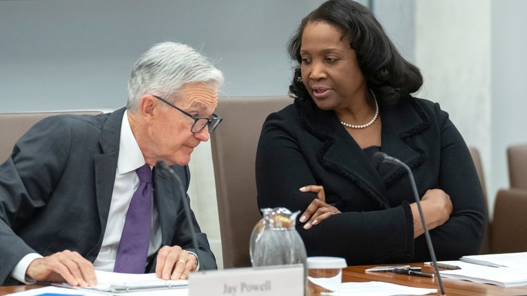 Fed předseda Jay Powell je vidět v diskusi s členem představenstva Lisou Cookem. Pic: Ap 