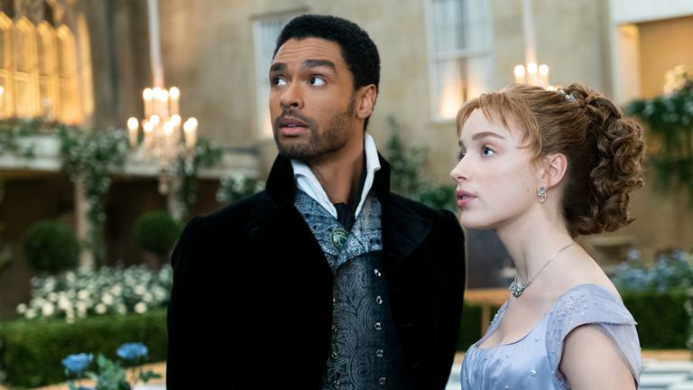 Rege-Jean Page a Phoebe Dynevor jako Simon Basset a Daphne Bridgerton v Bridgertonu. Pic: Netflix