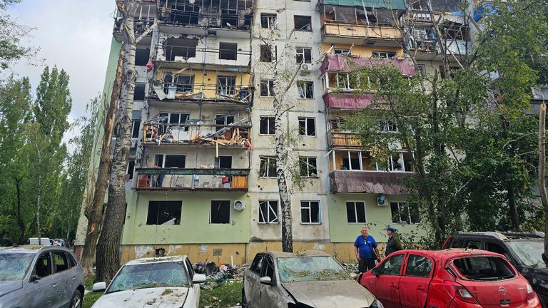 Ukrajinský dron zasáhl tuto budovu v Rusku v Kursku v pátek. Pic: Kursk Regional Government/AP