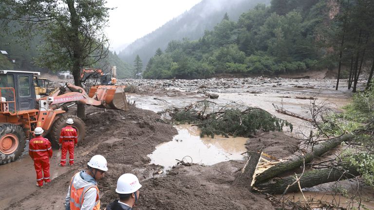Záchranáři v místě horských torrentů v Yuzhong County. Pic: Xinhua/ap
