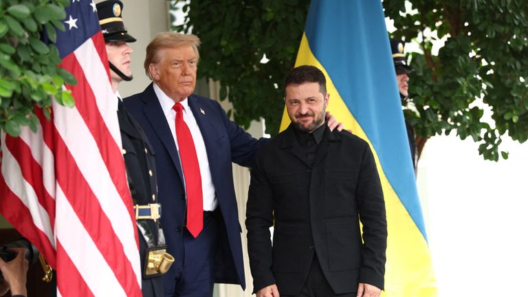Donald Trump během pozdravu dal ruku kolem ramene Volodymyr Zlenskyy. Pic: Reuters/Kevin Lamarque