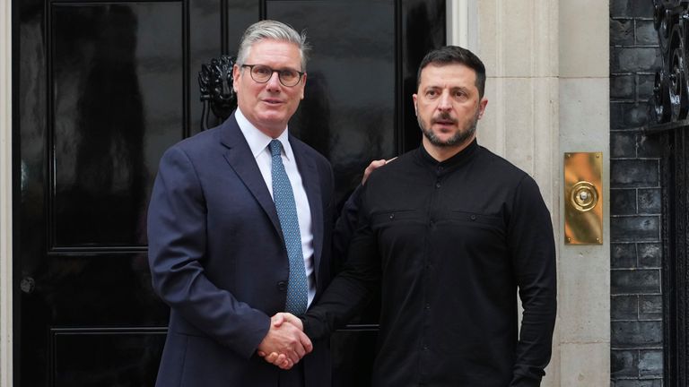 Keir Starmer začátkem tohoto týdne přivítal Volodymyr Zlenskyy na ulici Downing Street. Pic: AP/ Kirsty Wigglesworth