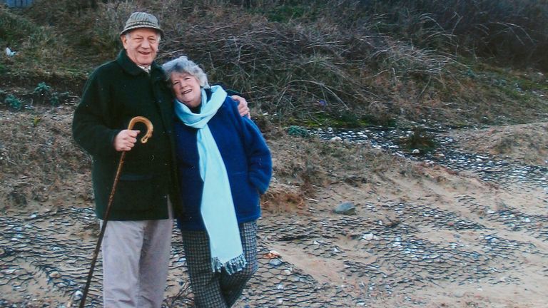 Jean švihne se svým zesnulým manželem na pláži pod domem. Pic: Pa