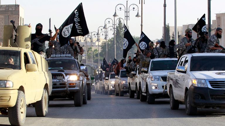 Je bojovníky přehlídka podél ulic provincie Raqqa v roce 2014. Obrázek: Reuters