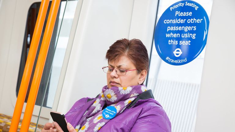 Předchozí cestovní laskavá kampaň povzbudila cestovatele, aby nabídli prioritní sezení těm, kteří to potřebují. Pic: Transport for London