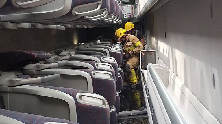 Záchranné týmy uvnitř převráceného trenéra. PIC: Hasičský sbor Catalonia/@bomberscat/x