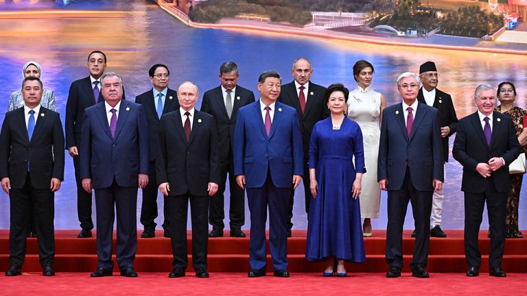 Vladimir Putin a Xi Jinping (střed) představují fotografii s jinými vůdci. Pic: Sputnik, Kreml Pool fotka přes AP