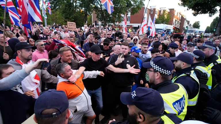 Anti-asylum demonstraci v Eppingu, Essex. Pic: Pa