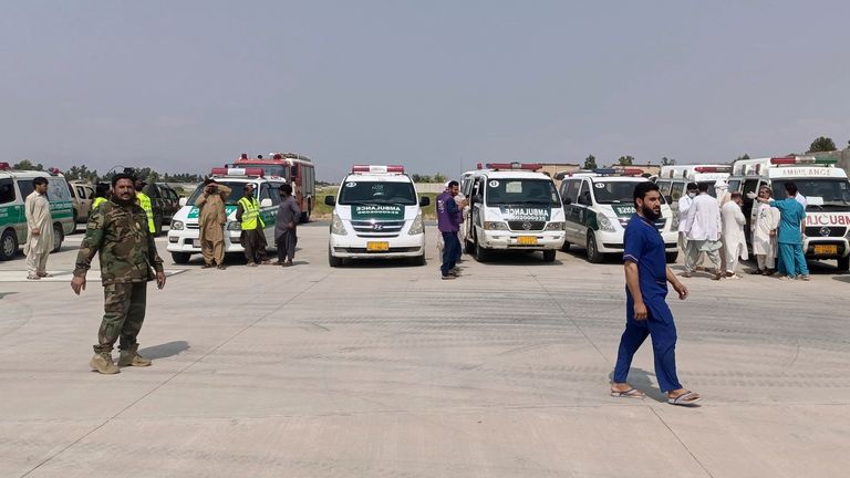 Ambulance se připravují na přijetí obětí zemětřesení. Pic: Nangarhar Media Center/AP