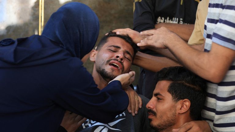 Mournery reagují během pohřbu Palestinců zabitých při stávce na stanu v nemocnici Al-Shifa. Pic: Reuters/Mahmúd Issa