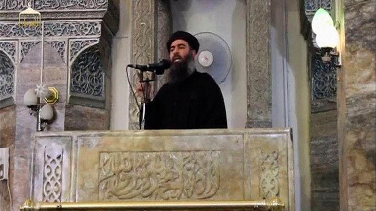 Tehdy-je vůdce Abu Bakr Al Bagdadi káže z kazatelny mešity v roce 2014. Obrázek: Reuters