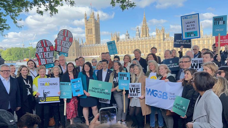Britská hudba organizovala protest proti AI autorským plánům ve Westminsteru dříve v létě
