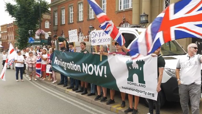 Demonstranti mimo radnici Nuneaton volají po „remigraci“