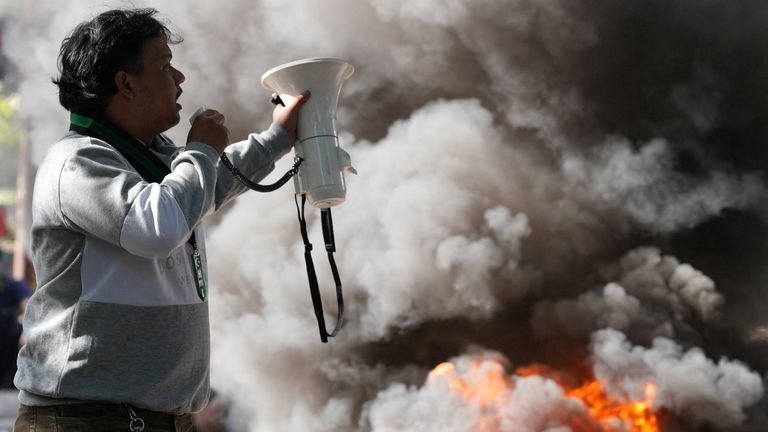 Student univerzity přednáší svůj projev během protestu. Pic: Reuters