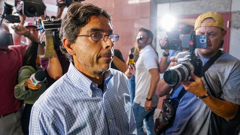 Dr. Mark Chavez, lékař ze San Diega, se v loňském roce přiznal k soudu u soudu. Pic: AP/ Damian Dovargan
