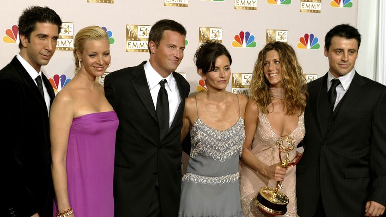 Perry (centrum) se svými přáteli spolu-hvězdami David Schwimmer, Lisa Kudrow, Courteney Cox, Jennifer Aniston a Matt Leblanc v Emmys v roce 2002. Obrázek: Reuters