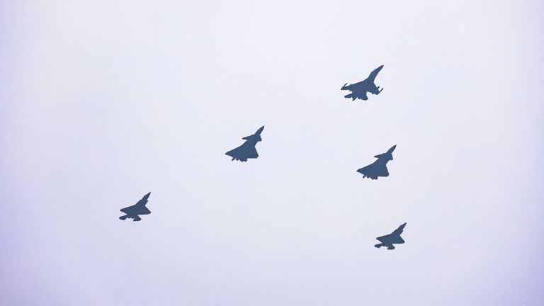 J-16D, J-20 a J-35A Fighter Jets létají nad náměstí Tiananmen. Pic: Reuters