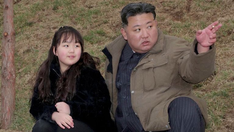 Kim Jong Un a jeho dcera při testovacím zahájení mezikontinentální balistické rakety v dubnu 2023. Obrázek: Reuters