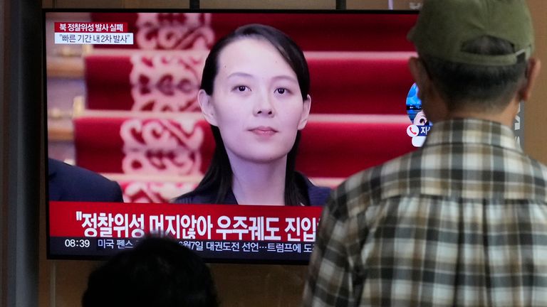 Paní Kim na televizní obrazovce v Pchjongjangu v roce 2023. Obrázek: AP