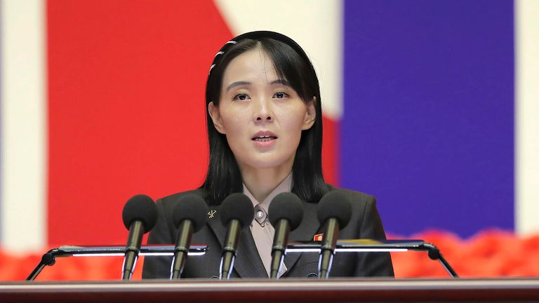 Kim Yo Jong přednáší řeč v Pchjongjangu v roce 2022. Obrázek: AP 
