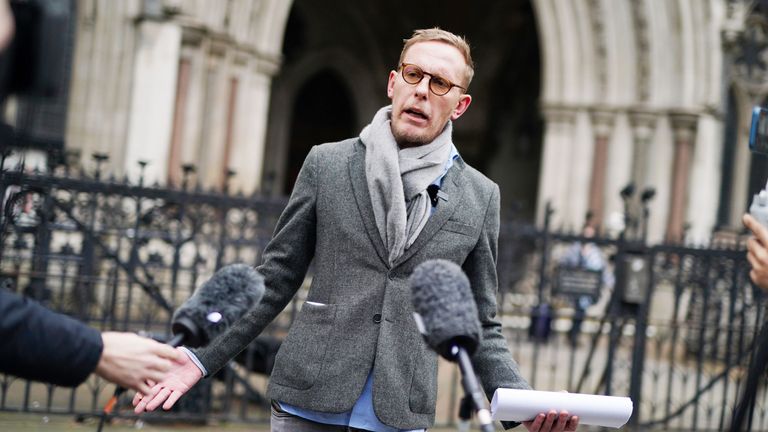 Laurence Foxovi bylo nařízeno zaplatit škody po označení dvou lidí "pedofilové" na sociálních médiích. Pic: Pa