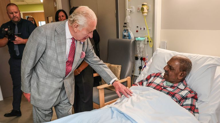 Charles se setká s pacienty s rakovinou prostaty Matthew Shinda. Pic: Pa