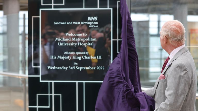 Král Charles představuje plaketu, když oficiálně otevírá novou metropolitní univerzitní nemocnici Midland v Birminghamu. Pic: Pa