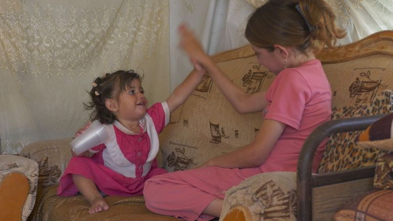 Fadda říká, že osadníci přicházejí „přímo k našim prahu, aby dědili“