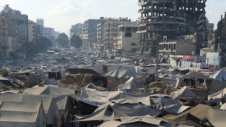 Palestinci vysídleni izraelskou vojenskou ofenzívou se uchýlili do stanů v táborách ve městě Gazy