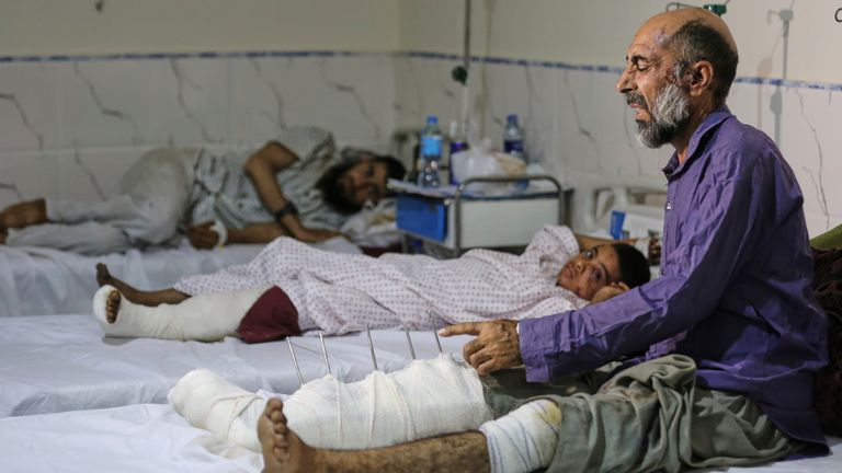 Zranění Afghánci byli evakuováni do nemocnice v Jalalabadu. Pic: Ap