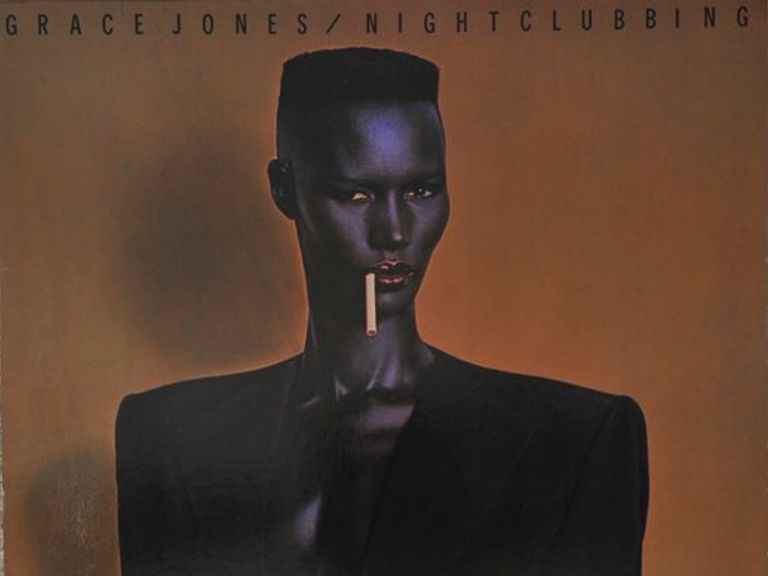 Grace Jones nosí Armani Blazer na obálce Nightclubbingu alba. Pic: Ap