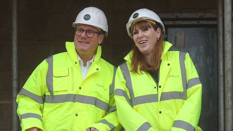 Sir Keir Starmer a Angela Rayner během návštěvy staveniště v Cambridge. Pic: Pa