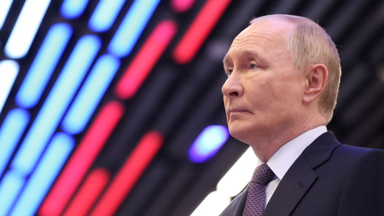 Ruský prezident Vladimir Putin navštěvuje interaktivní výstavu ve Vladivostoku. Pic: Sputnik/Reuters