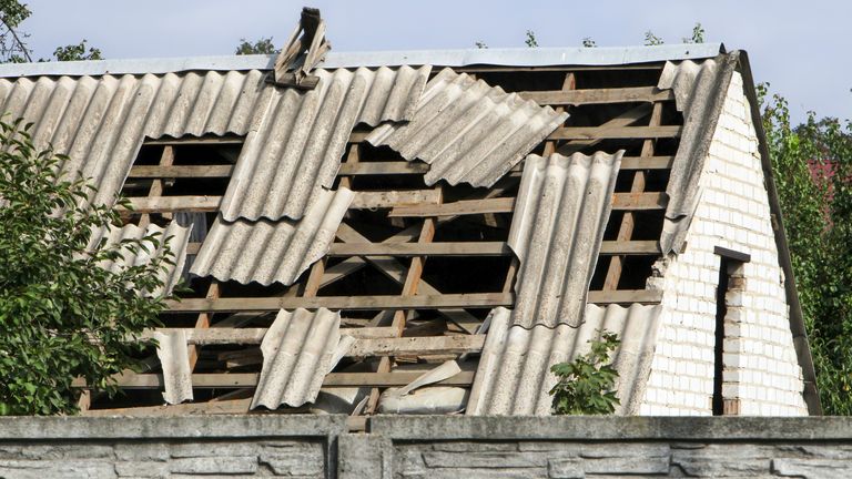 Ruský útok dronů poškozuje domy v Dnipro. Pic: Reuters