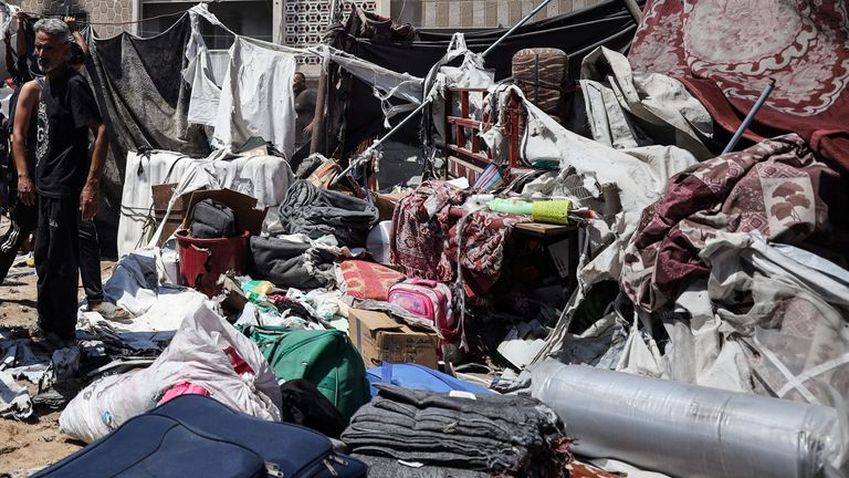 Palestinci kontrolují místo izraelské stávky ve stanu, mimo nemocnici Al Shifa, v Gaza City. Pic: Reuters