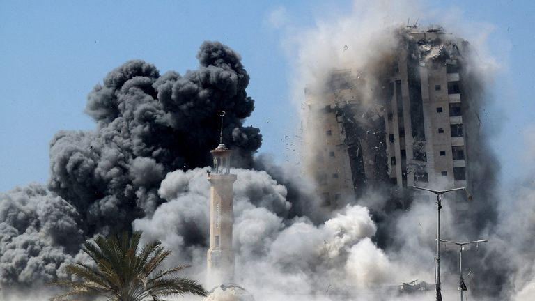 Kouř stoupá jako budova zasažená izraelským leteckým stávkem se zhroutí ve městě Gaza. Pic: Reuters