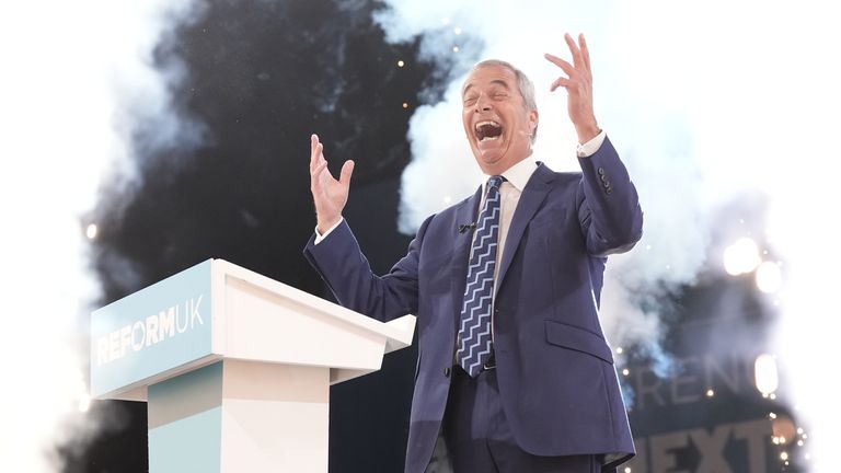 Nigel Farage na jevišti na konferenci večírku. Pic: Pa