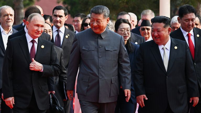 Vpředu zleva, ruský prezident Vladimir Putin, čínský prezident Xi Jinping a severokorejský vůdce Kim Jong Un dorazí na vojenskou přehlídku, aby si připomněl 80. výročí japonského kapitulace z druhé světové války v Pekingu v Číně, středa, září. 