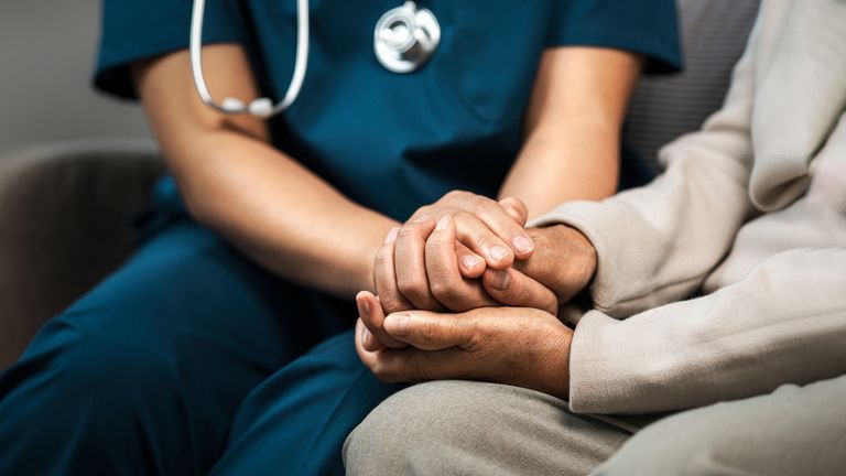 Pracorka zdravotnictví Sarah říká, že vidí více žen než o mužů, o které se starají v zařízeních pro seniory